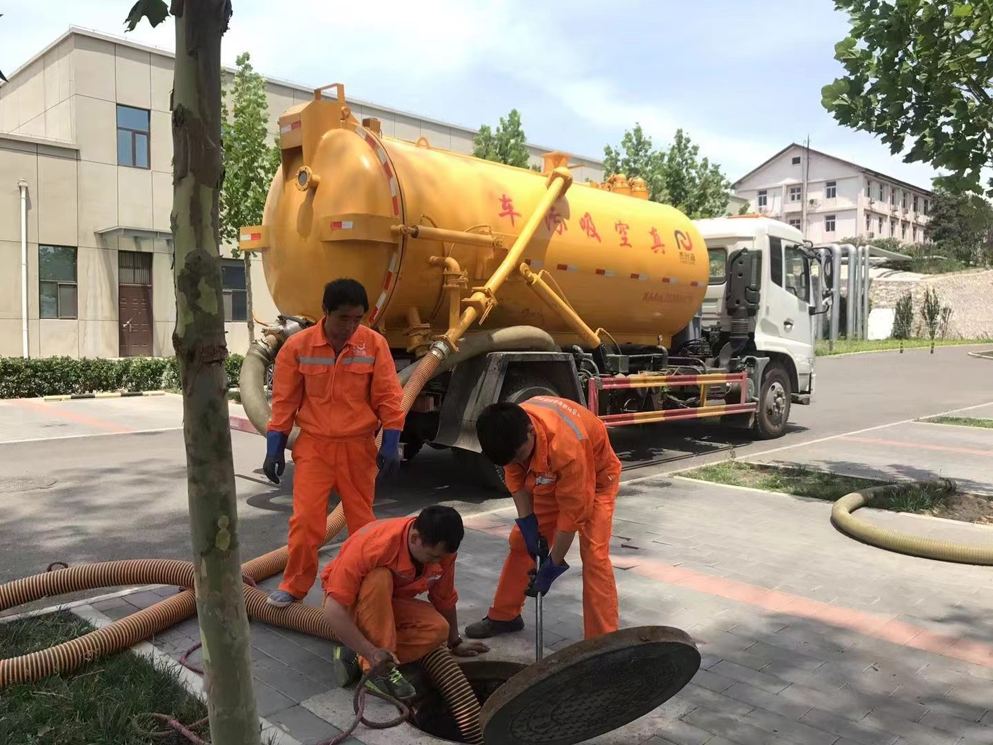 临河管道疏通车停在窨井附近