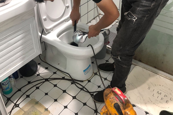 临河马桶堵塞自己疏通还是找师傅?专业上门服务让你省时更省心